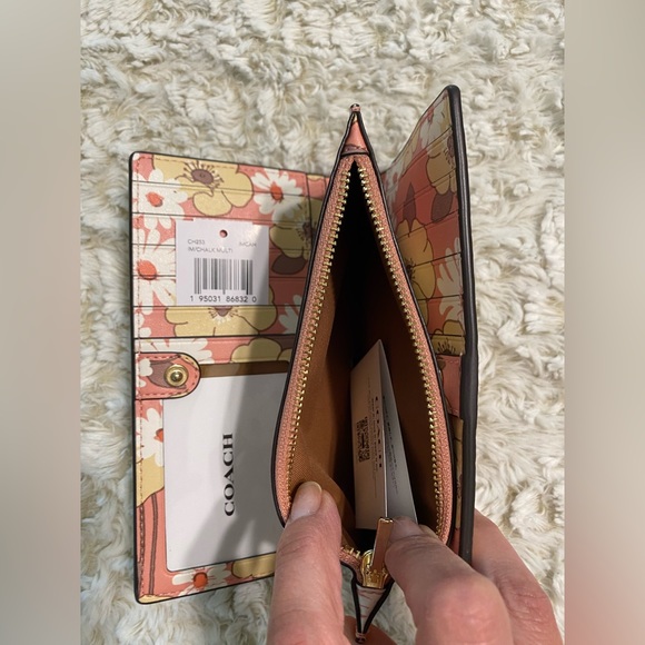 NWT Coach Slim Zip Leather Wallet with Floral Cluster Design - Picture 6 of 9